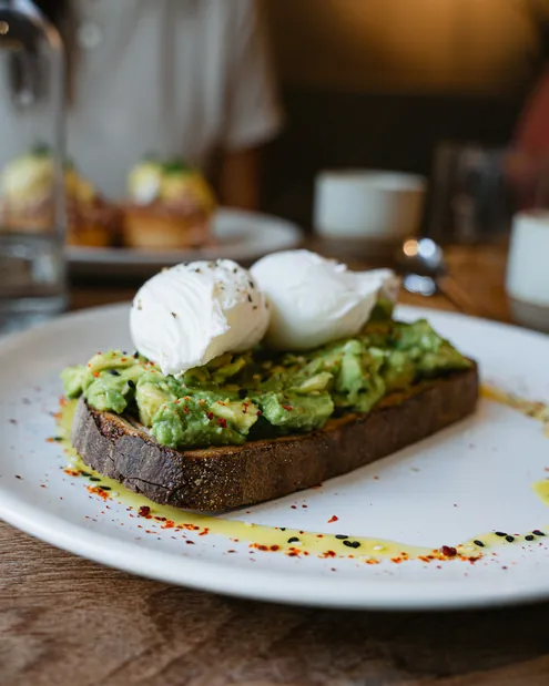 Pâine prăjită cu avocado și două ouă poșate